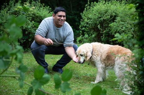 Gemeinschaftliches Wohnen - Mann mit Hund